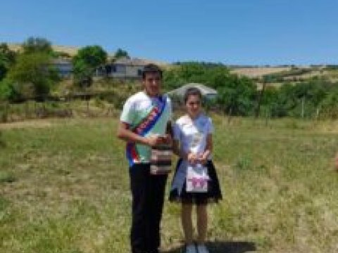 İki nəfərlik “Son zəng” –Bu kənddə məktəbi cəmi iki şagird bitirdi (FOTO)  