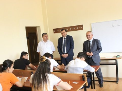 İctimai şura sədri LDU-da imtahanların gedişini izlədi-FOTO