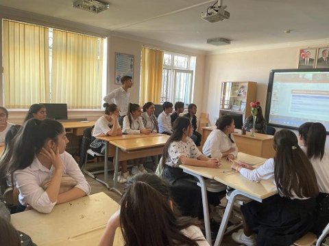 AzTU əməkdaşları Bakının bir sıra məktəblərinin XI sinif şagirdləri ilə görüşüb-FOTO