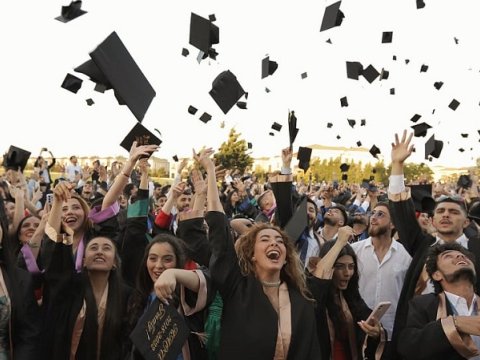 AzMİU məzunlarının təntənəli buraxılış gecəsi keçirilib  