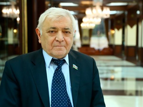 “Məktəbli formaları ehtiyacı olanlara pulsuz verilsin, amma reklam edilməsin”-Aqil Abbas