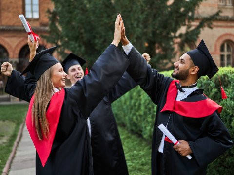 “Xaricdə təhsil alanlar qayıdaraq ölkəmizə töhfə verməlidilər”-Emin Əmrullayev