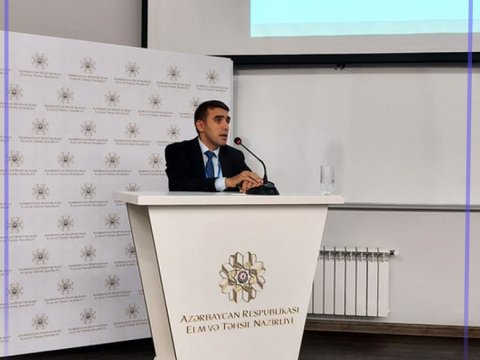 Şöbə müdiri məktəbli formalarından danışdı: “Bəzi direktorlar şagirdləri məcbur edir”