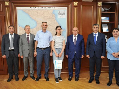 Rektor BMU-ya yüksək balla daxil olan tələbə ilə görüşüb
