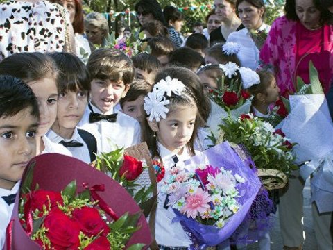 “Valideyn tək 15 sentyabrda deyil,  adi günlərdə də müəllimə gül-çiçək verə bilər”- Yazılmamış “qanun”