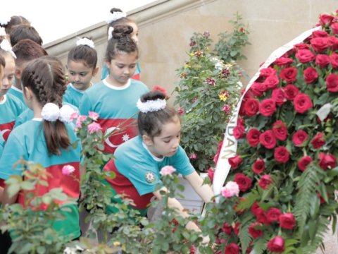 Birincilər məktəbə bayraqla gəldilər - FOTOLAR  