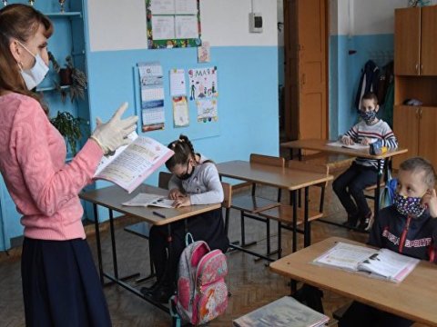 Müharibəyə görə Ukraynanı 16 mindən çox müəllim tərk edib