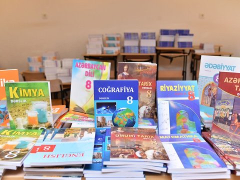 Dərsliklər acınacaqlı vəziyyətdədir-Şairdən SƏRT tənqid  