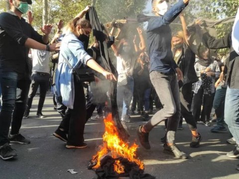 Polis hücum edir, tələbələr qorxu içində qaçır-Tehranın Şərif Universitetində nə baş verir?-VİDEO