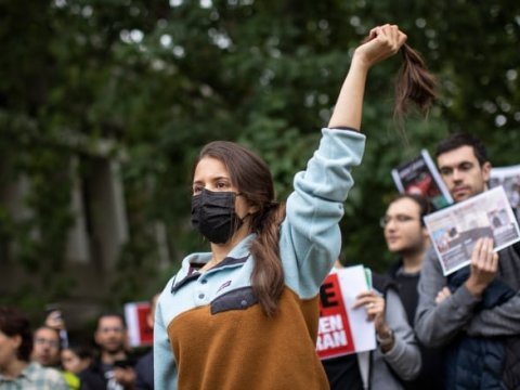 Şagirdlər müdiri məktəbdən qovdular-\