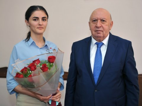 Rektor Havar Məmmədov Prezident təqaüdünə layiq görülən BMU tələbəsi ilə görüşüb  