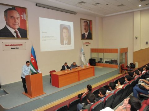 Çin universitetinin nümayəndəsi tələbələrin suallarını cavablandırıb  