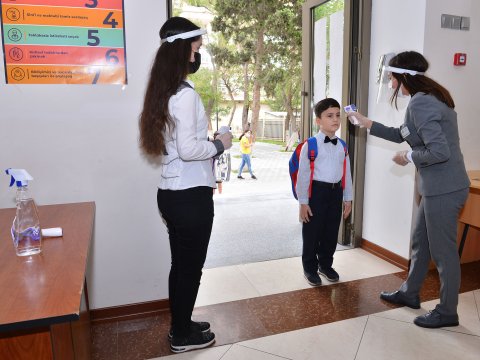 “Direktorlar “Məktəblinin dostu”nun normal işləməsinə imkan vermirlər”- ETİRAZ