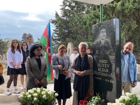 UNEC kollektivi şəhid Eldar Əliyevin məzarını ziyarət edib