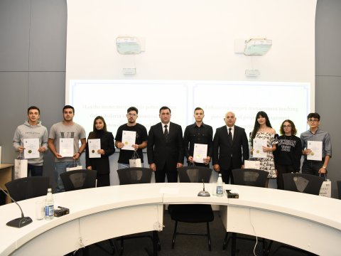 ADNSU-nun rektoru uğurlu kurs keçən tələbələrə sertifikatlar təqdim edib