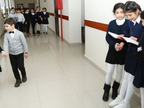 Direktorlar şagirdlərin növbə dəyişimi zamanı hansı məqsədi güdürlər?- Artan şikayətlər