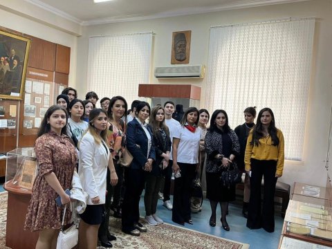 UNEC-in müəllim-tələbə heyəti Xalq Təhsili Muzeyində olublar