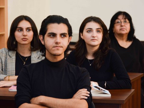 Macarıstanlı alim UNEC tələbələrinə mühazirə keçib