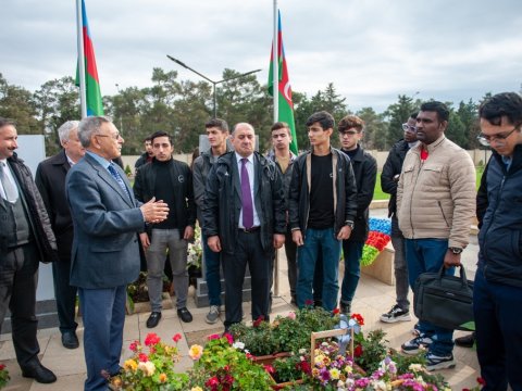 Əcnəbi tələbələr Şəhidlər Xiyabanını ziyarət ediblər  