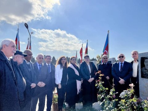 AzTU əməkdaşları II Fəxri Xiyabanı ziyarət ediblər-FOTO