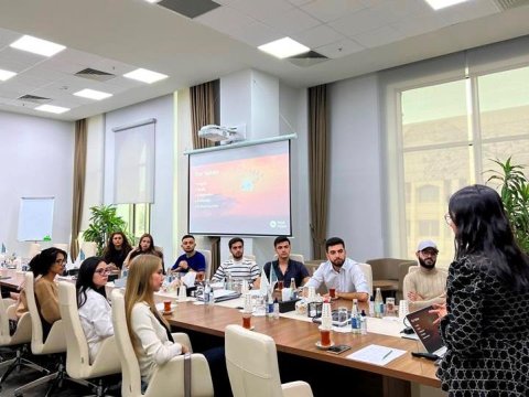 UNEC tələbələri Paşa Həyat Sığortada infosessiyada olublar