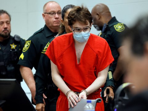 Məktəbə hücum edən gəncə ömürlük həbs cəzası verildi-FOTO