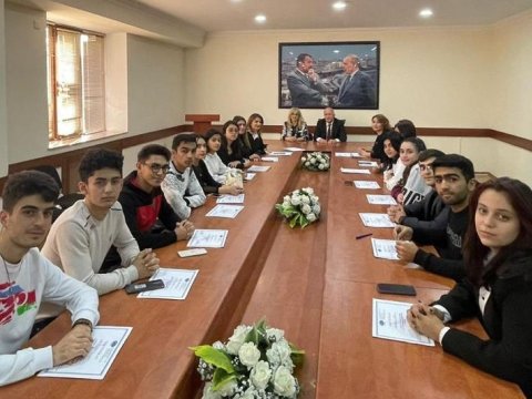 UNEC-də Zəfər Gününə həsr olunan esse və şeir müsabiqəsi keçirilib