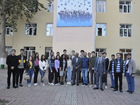 Böyük Britaniyadan olan professor tələbələrə təlim keçib-FOTO