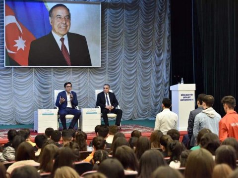  Fərid Qayıbov MDU-da gənclərlə görüşüb 