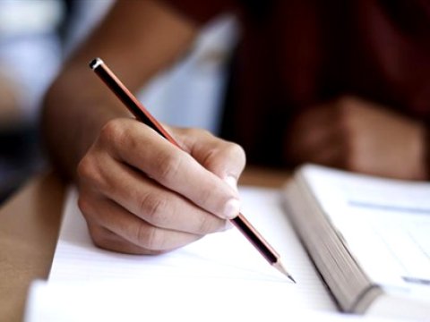 İmtahan suallarının cavablarını yayan tələbəyə TÖHMƏT VERİLDİ