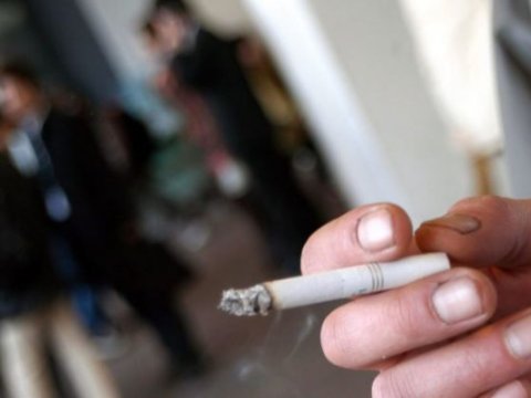 Azərbaycanda məktəblilərin 5 %-i siqaret çəkir