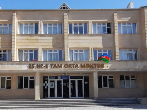 Şagirdlərlə kobud davrandığı iddia edilən müəllim töhmət aldı - FOTO