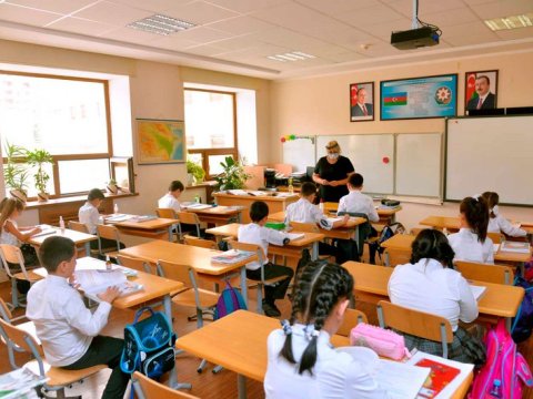 Bakı məktəblərində çalışan müəllimlər orta aylıq əmək haqqı AÇIQLANIB