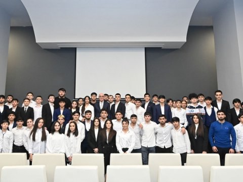 Yüksək nəticə göstərən məktəbli idmançılarla görüş