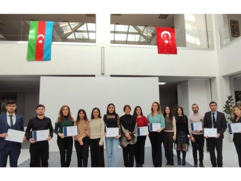 “Vikipediya” təlimlərində fərqlənən könüllülər sertifikat alıb