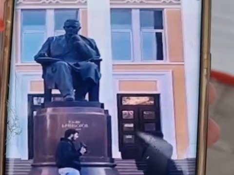 Hacıbəyovun heykəlinə ayaqqabı atan şəxs həbs olundu 