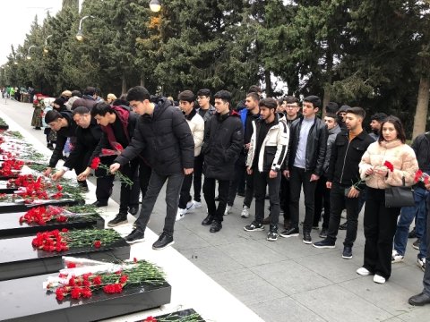 UNEC tələbələri Şəhidlər xiyabanını ziyarət ediblər