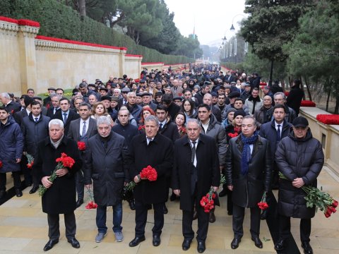AMEA-nın kollektivi Şəhidlər xiyabanını ziyarət edib