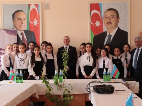Britaniya səfiri Beyləqanda Tuğ məktəbliləri ilə görüşüb