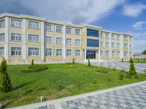 Müəllimlərlə direktor arasında mübahisə yaranıb, nazir məktəbə gəlib