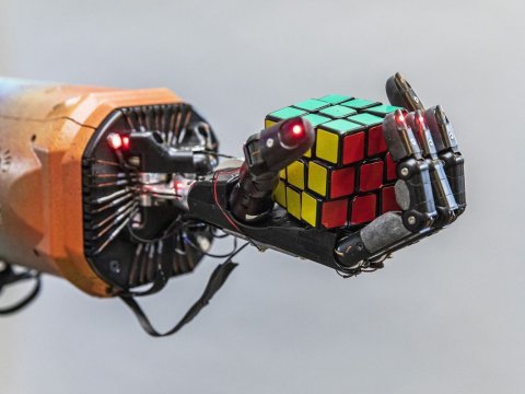 Orta məktəb şagirdi robot icad etdi