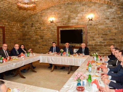 UNEC rektorunun dekanlarla növbəti görüşü keçirilib