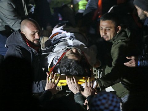 49 saat dağıntı altında qalan müəllim sağ çıxarıldı - VİDEO