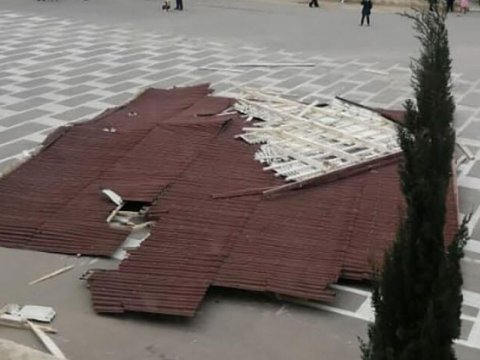 Külək Bakı məktəbində təhlükə yaradıb