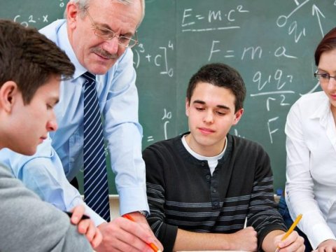 Kim daha yaxşı öyrədir: gənc, yoxsa yaşlı repetitor?