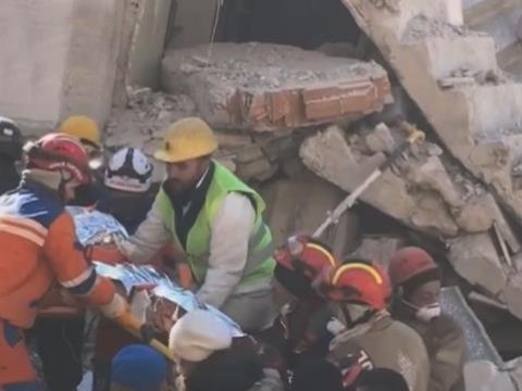 202 saat dağıntılar altında qalan müəllim sağ tapıldı