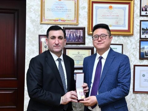 Rektor Bakıya gələn çinli doktora medal verdi