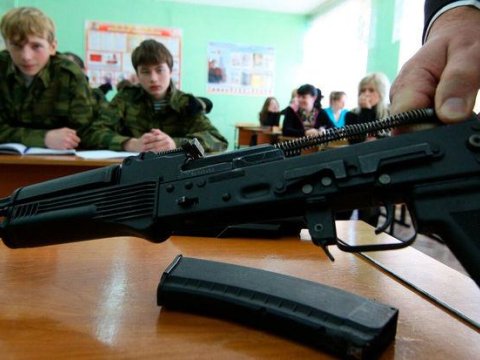 Rusiya məktəbləri silahlandırır