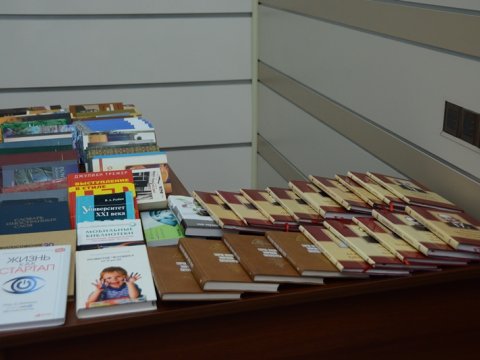 Deputat UNEC-in fonduna 80 kitab verdi