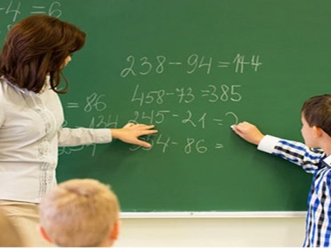 Bir müəllim 18 fənn üzrə dərs deyirmiş…